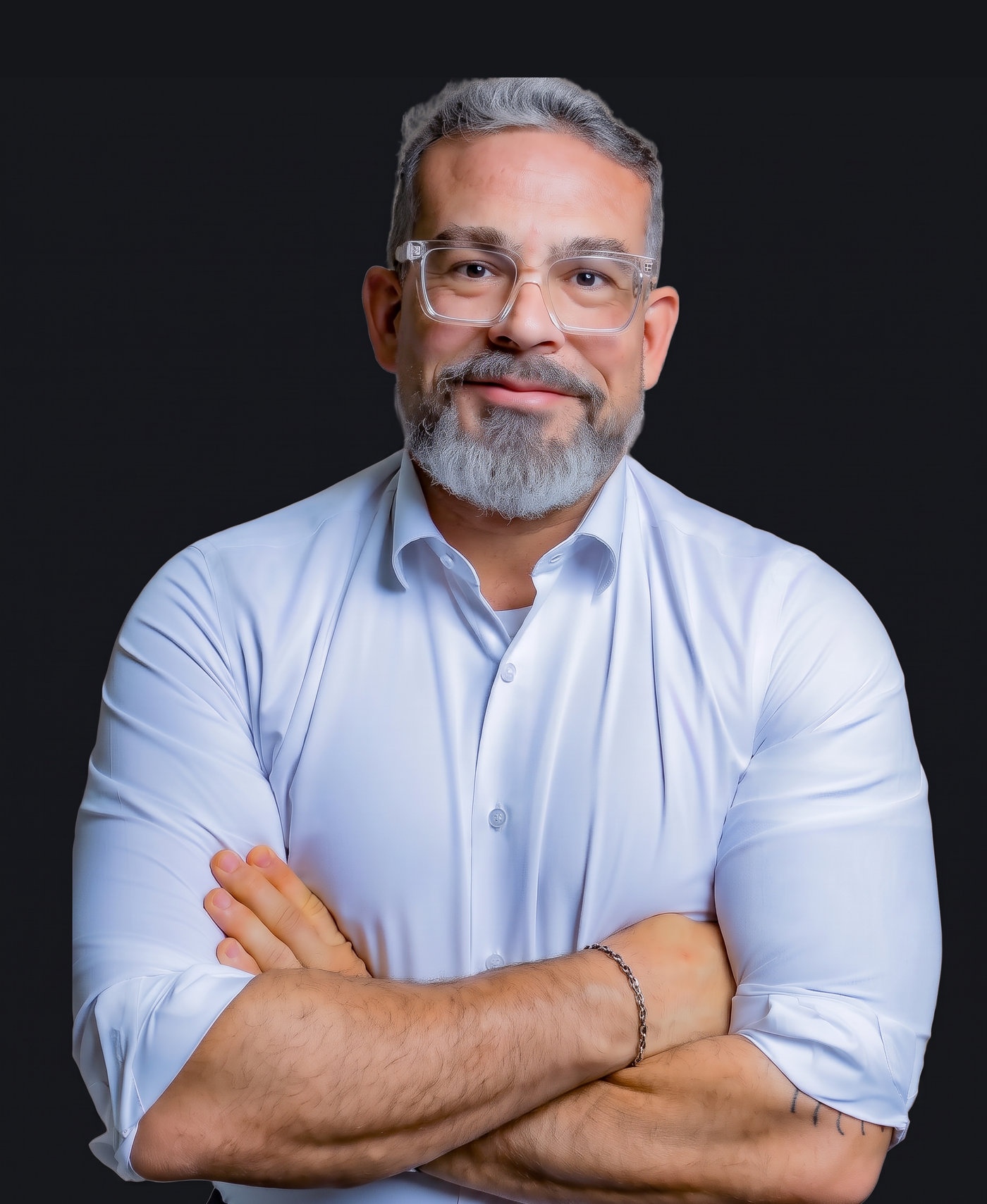 Leo Veri de braços cruzados